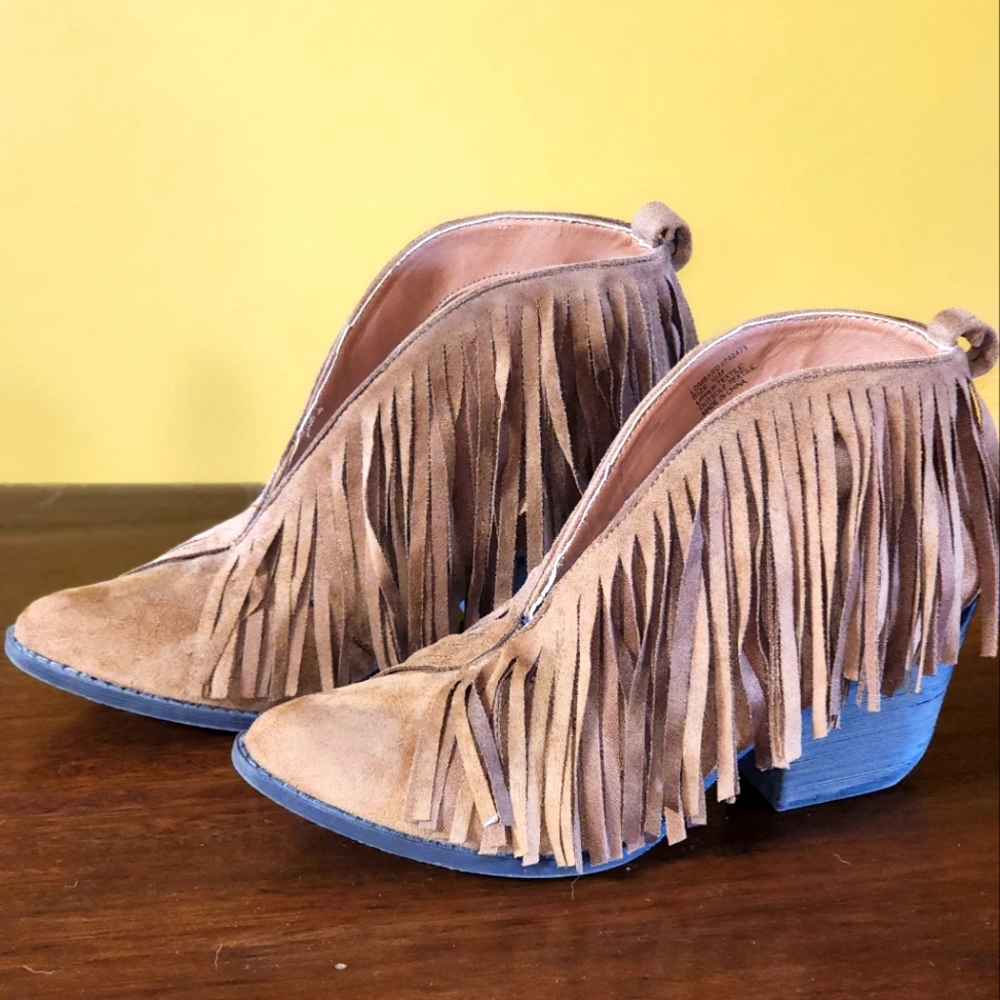 Coconuts by Matisse fringe booties, sz 10